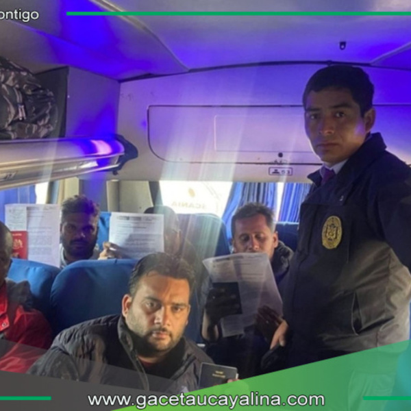 Ciudadanos extranjeros son deportados del país por entrar de forma ilegal 