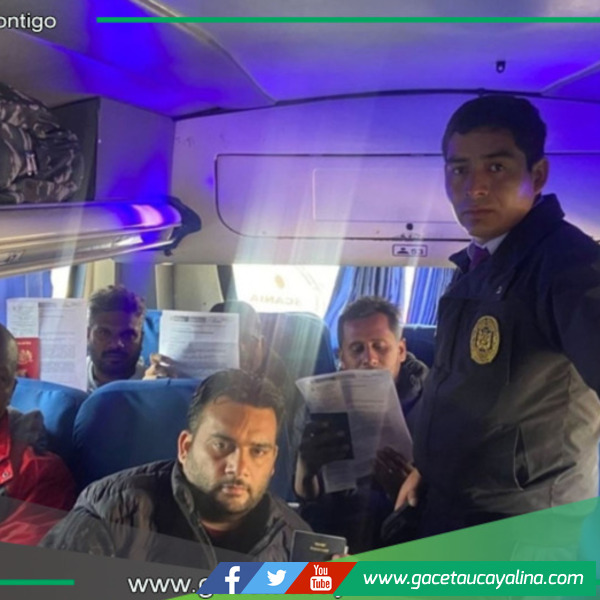 Ciudadanos extranjeros son deportados del país por entrar de forma ilegal 