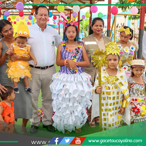 Estudiantes en Atalaya brillan en desfile con material reciclado