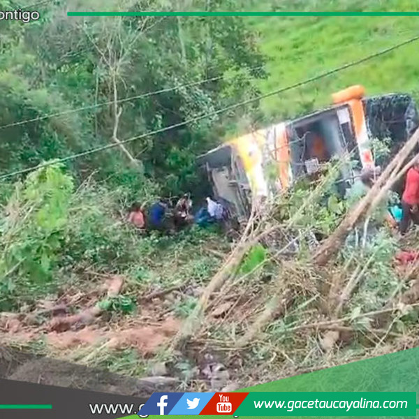 Bus cae a abismo y deja siete muertos y heridos
