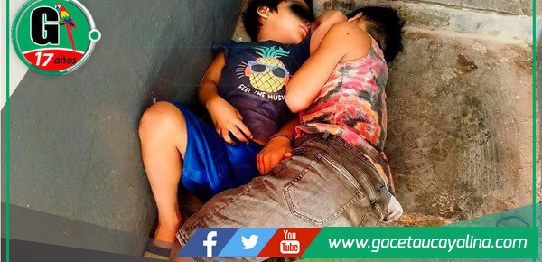 Niños durmiendo en un grifo conmueven a testigos