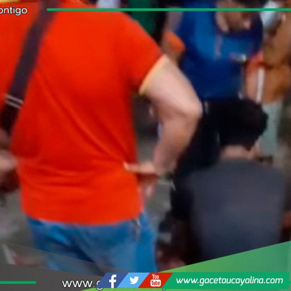 Vecinos detenidos a dos sujetos y queman su motocicleta en Manantay