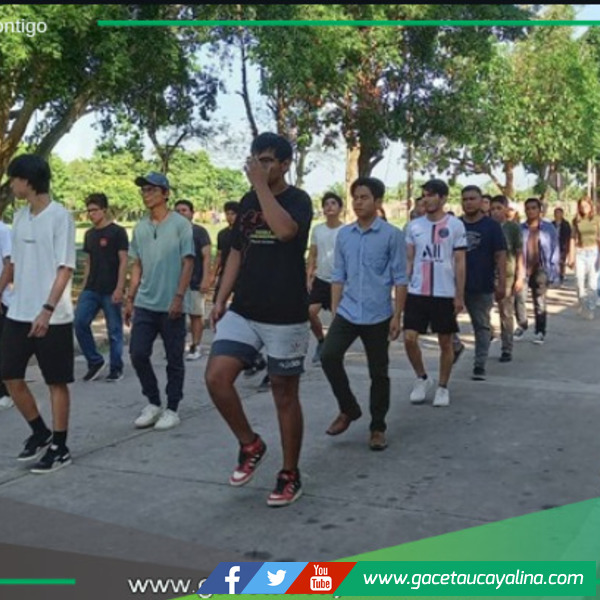 Estudiantes se preparan para gran desfile por 45° aniversario.