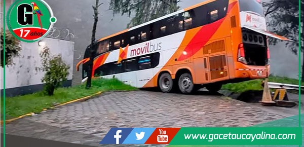 Bus interprovincial queda al borde de abismo en Tarma - Junín