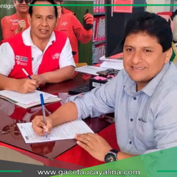Iván Mendoza Firma Convenio para Pavimentar Jr. Río Negro en Aguaytía.