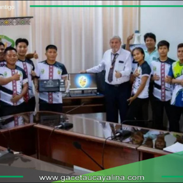 Municipalidad de Río Santiago dona equipos informáticos a estudiantes de la UNIA.