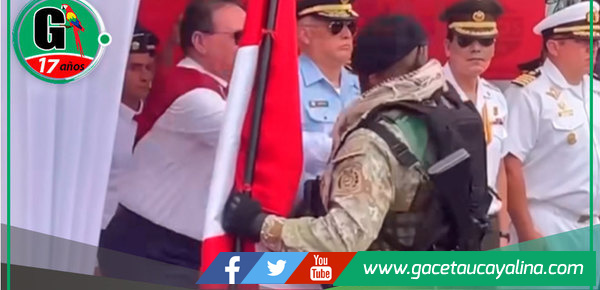 Gambini sorprendido en acto militar