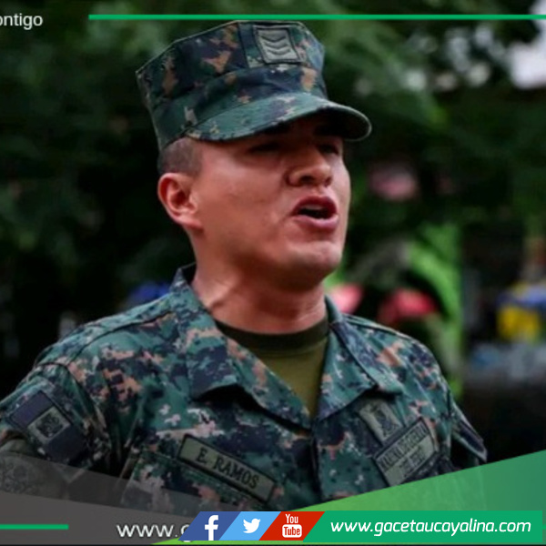 Jornada llena de patriotismo en izamiento y desfile cívico.