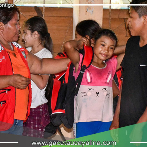 Municipalidad de Sepahua Entrega Mochilas Escolares en Puija