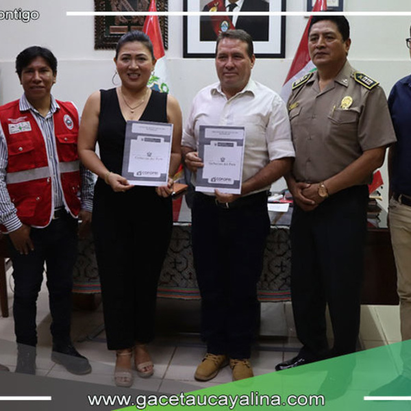 Alcaldesa de Yrinacocha entrega título de terreno para construcción de comisaría 