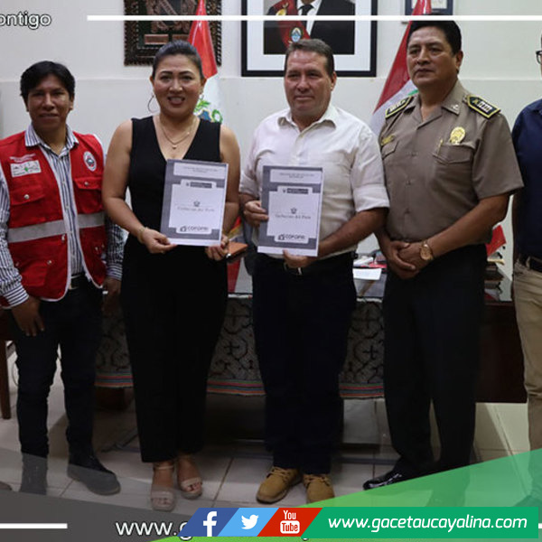 Alcaldesa de Yrinacocha entrega título de terreno para construcción de comisaría 