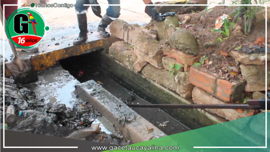 MPCP continúa trabajando en la descolmatación de cuneta en los jirones urubamba y pachitea 