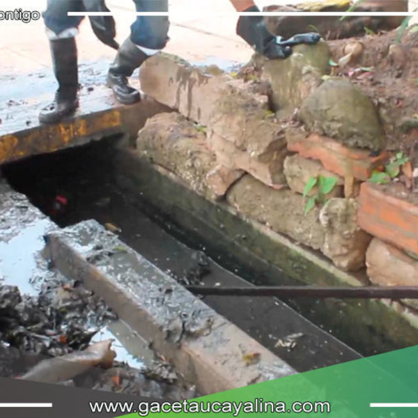 MPCP continúa trabajando en la descolmatación de cuneta en los jirones urubamba y pachitea 