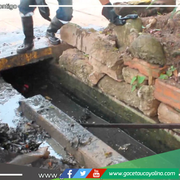 MPCP continúa trabajando en la descolmatación de cuneta en los jirones urubamba y pachitea 