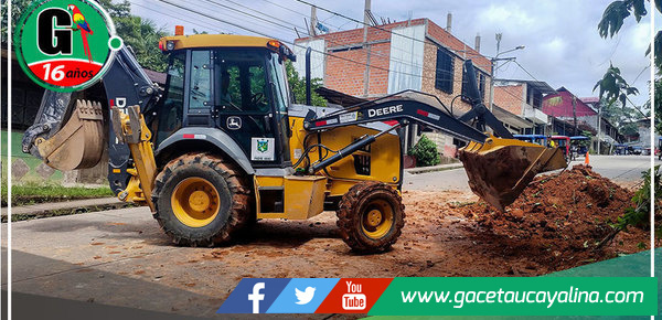 Defensa Civil y COEP limpian desmonte en vía clave de Padre Abad