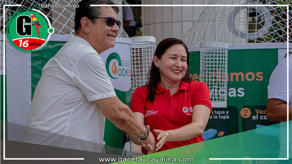 Ocho sur donó 4 contenedores para botellas a fin de cuidar el medio ambiente de Pucallpa