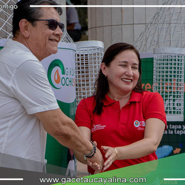 Ocho sur donó 4 contenedores para botellas a fin de cuidar el medio ambiente de Pucallpa
