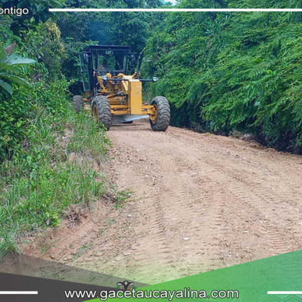 Maquinaria pesada llega a Las Palmeras para bacheo y mantenimiento de carretera