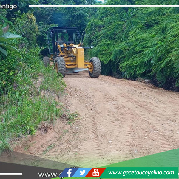 Maquinaria pesada llega a Las Palmeras para bacheo y mantenimiento de carretera