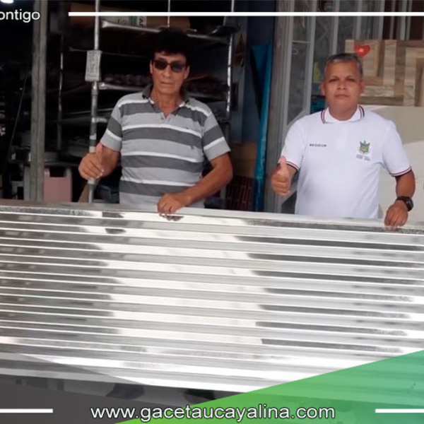 Alcalde de Padre Abad entrega 65 planchas de calamina para caserío