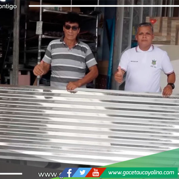 Alcalde de Padre Abad entrega 65 planchas de calamina para caserío