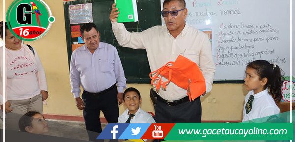 Alcalde Rodolfo Lovo Tello y Regidora Diana Carolina Aguilar Noroña brindan apoyo a estudiantes de primaria en Manuel Enrique Rojas Vela