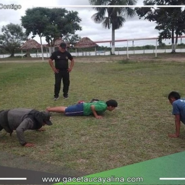 Encuentran a jovenes consumiendo droga y les hacen hacer "planchas" y "ranas"