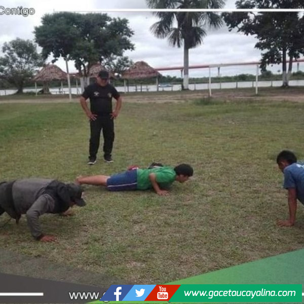 Encuentran a jovenes consumiendo droga y les hacen hacer "planchas" y "ranas"
