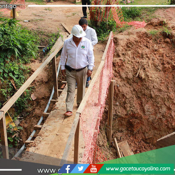 Alcalde de la provincia de Ucayali supervisa la finalización de la alcantarillado en el barrio La Marina