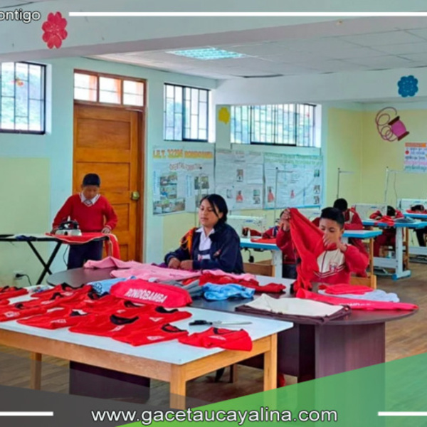 Los estudiantes del colegio de Rondobamba en Yarowilca están fabricando indumentaria.