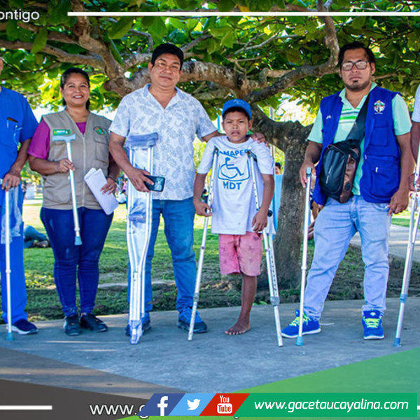 Municipalidad entrega muletas a personas con discapacidad