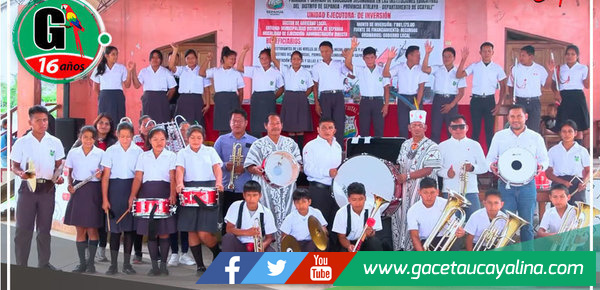 Alcalde John Salcedo Ríos entrega instrumentos musicales a colegios de Sepahua