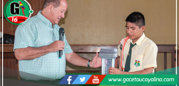 Alcalde de Atalaya entrega muletas ortopédicas a estudiante de la I.E. Mariscal Cáceres