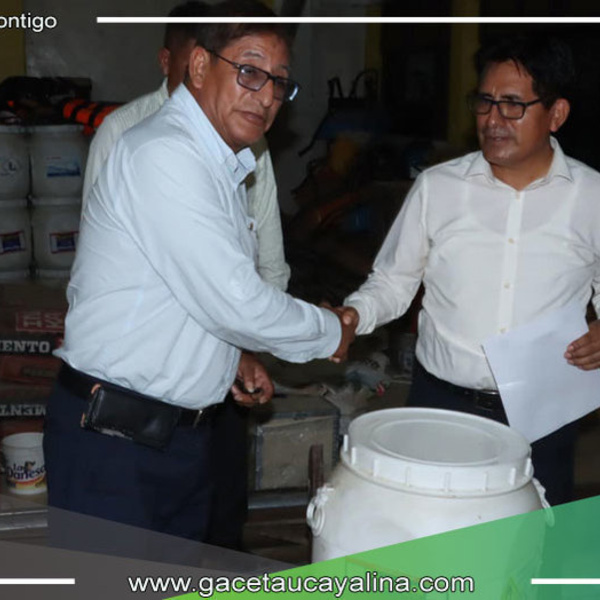 Alcalde de Ucayali dona hipoclorito de calcio al colegio Valentín de Uriarte