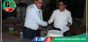 Alcalde de Ucayali dona hipoclorito de calcio al colegio Valentín de Uriarte