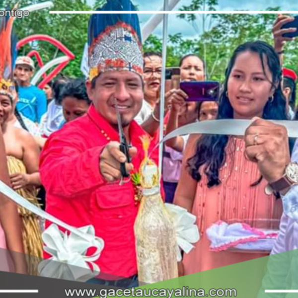 Gobernador de Loreto inaugura nuevo colegio en Huapapa