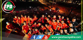 Hinchada peruana realizó un Banderazo en Kansas