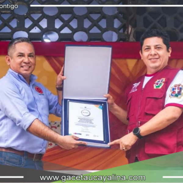 Alcalde de San Juan Bautista Joel Parimango recibe distintivo "Apuesta por la Primera Infancia