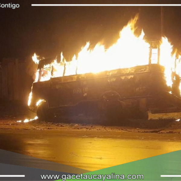 Ómnibus arde en llamas 