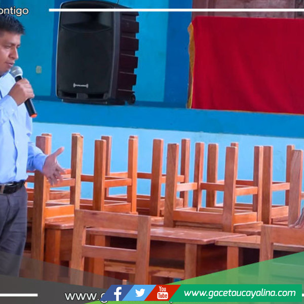 Alcalde de Sepahua entrega de carpetas escolares en la I.E.I. Padre Francisco Álvarez