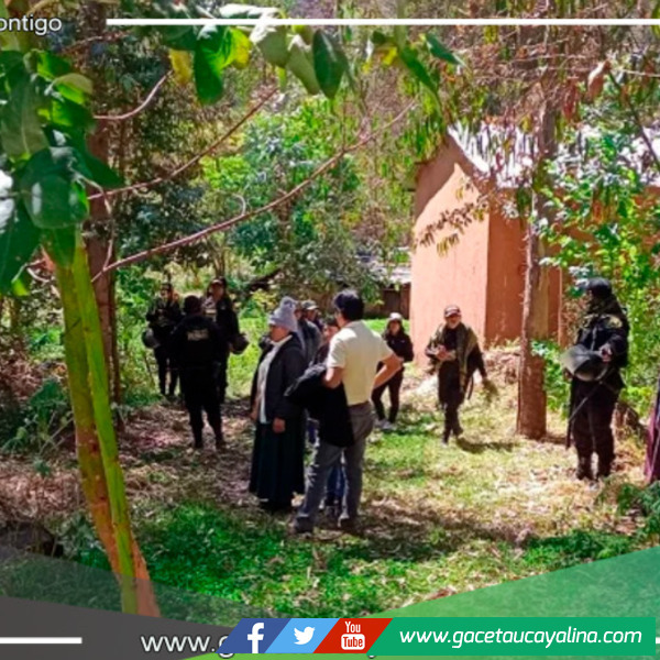 Investigación en Curso: Autoridades Inspeccionan Escena del Crimen de una Madre de Familia Asesinada