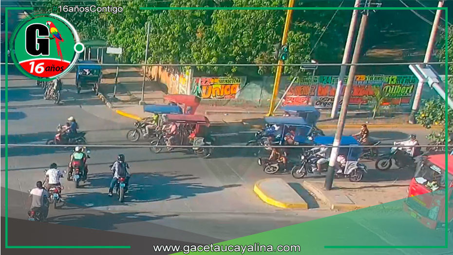 Motociclista impactada por mototaxista en concurrida intersección de Pucallpa