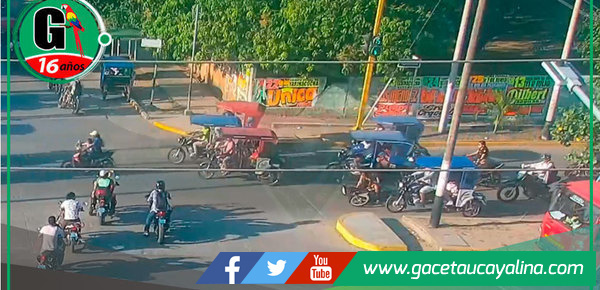Motociclista impactada por mototaxista en concurrida intersección de Pucallpa