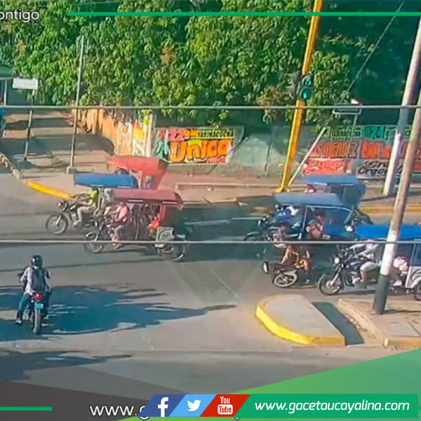 Motociclista impactada por mototaxista en concurrida intersección de Pucallpa