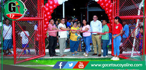 Alcalde Rodolfo Lovo Tello inaugura cancha deportiva refaccionada en Contamana