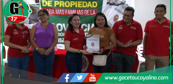 Alcaldesa Janet Castagne entrega títulos de propiedad en Coronel Portillo
