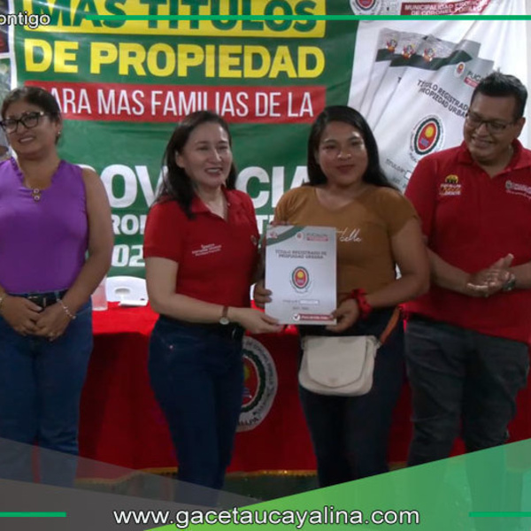 Alcaldesa Janet Castagne entrega títulos de propiedad en Coronel Portillo