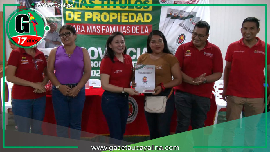 Alcaldesa Janet Castagne entrega títulos de propiedad en Coronel Portillo