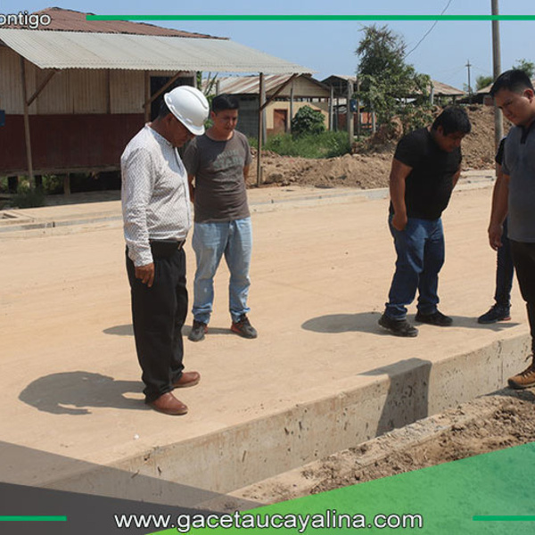 Alcalde de la provincia de Ucayali inspecciona pavimentación de calle Pucallpa