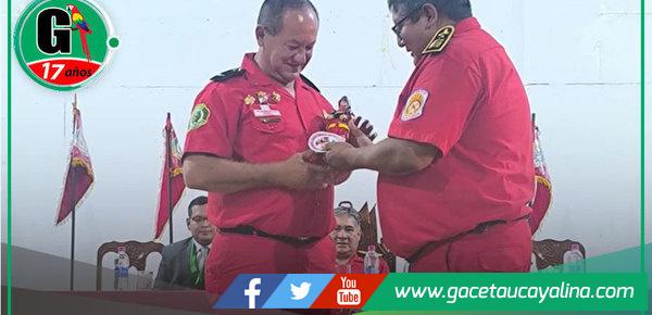 Alcalde Mendoza recibe reconocimiento por apoyo a bomberos en Atalaya